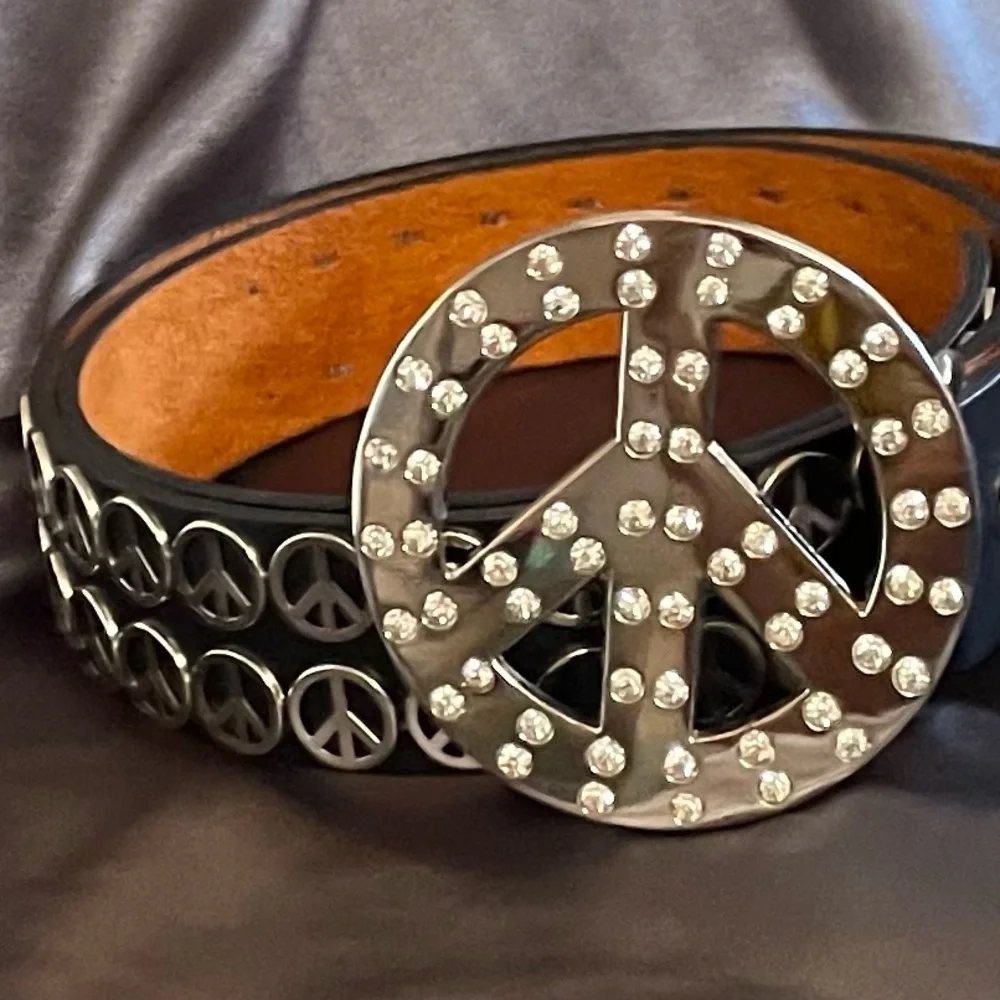 NWOT Polished Silver Rhinestone Peace buckle and belt